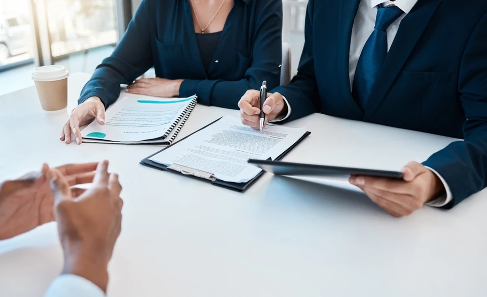 Les gens d'affaires, l'équipe juridique et la réunion de signature de contrat, le conseil d'avocat et la planification des documents au bureau