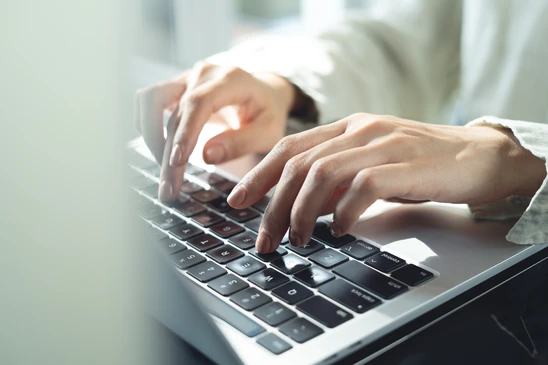 Gros plan professionnel sur un bureau montrant un dossier de financement ouvert avec graphiques financiers, tableaux de trésorerie et documents de simulation d'emprunt, aux côtés d'une calculatrice et d'un stylo, illustrant la préparation d'un dossier de recherche de financement pour entreprise.