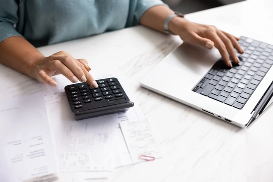 Classeurs à onglets alphabétiques organisés en rangées successives dans un environnement de bureau professionnel