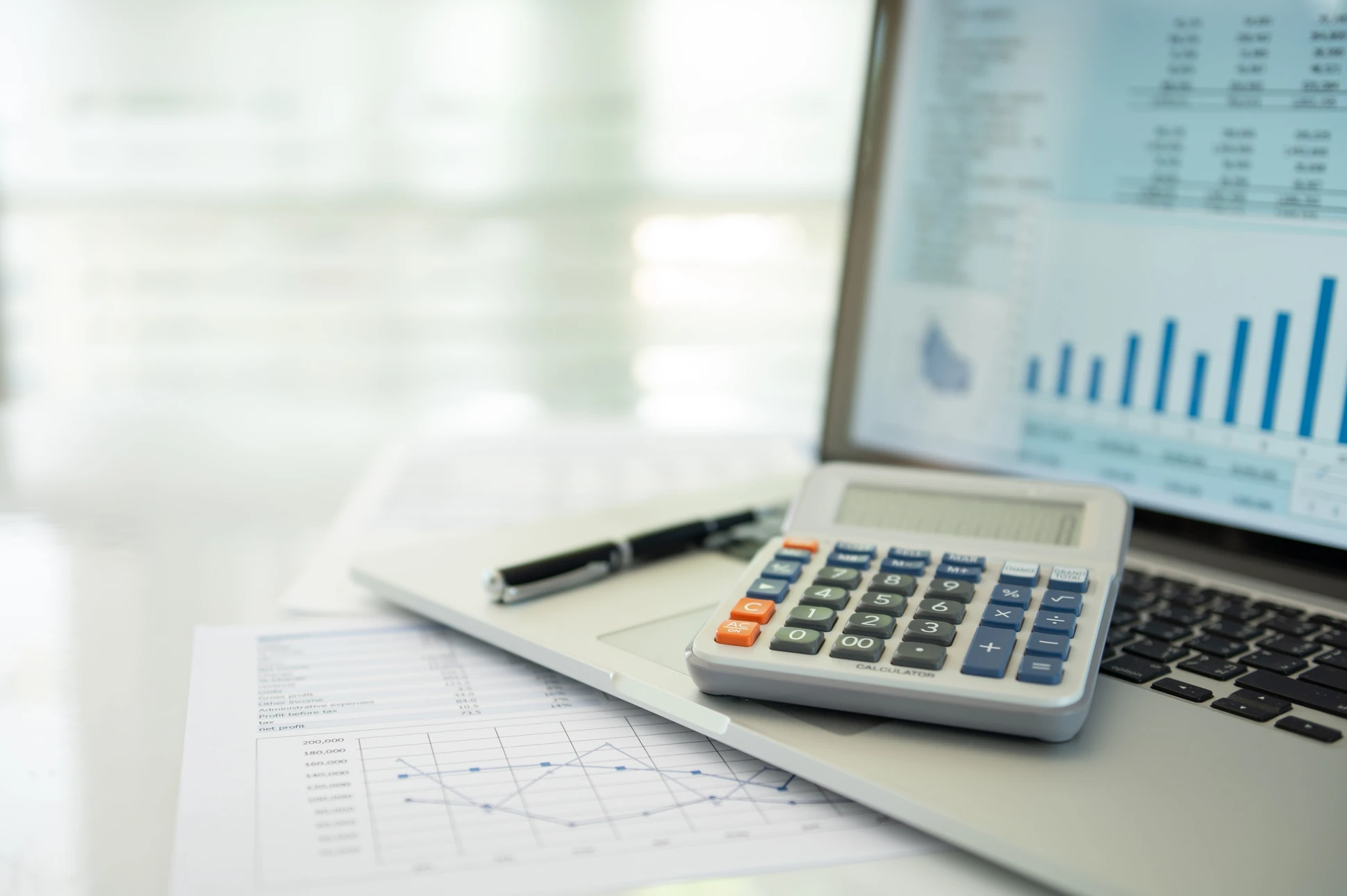 Divers collègues d'affaires discutant des documents utilisés pour accompagner la réunion mensuelle de l'entreprise, des gens d'affaires multidisciplinaires discutant du rapport de vente annuel de l'entreprise aux participants
