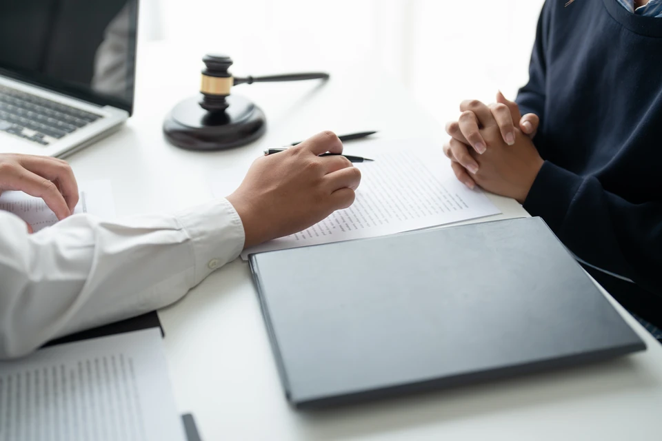 Réunion d'affaires en intérieur avec professionnels analysant des documents financiers