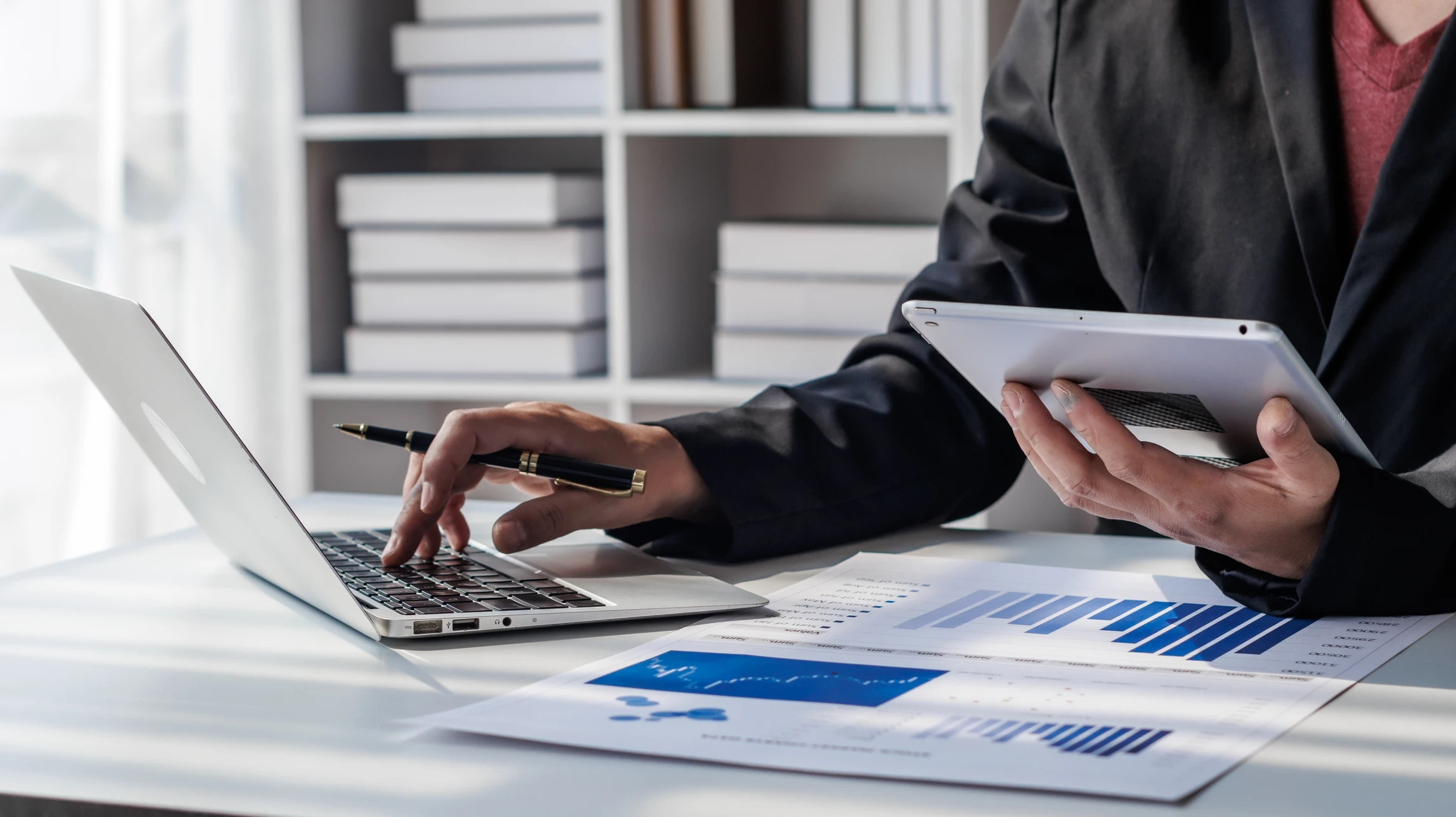Jeune leader de start-up d'affaires consultant un expert professionnel indien en costume formel
